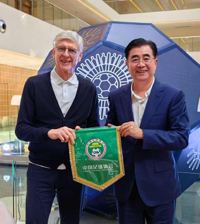 宋凯向温格取经 温格表达帮助中国足球的强烈意愿
